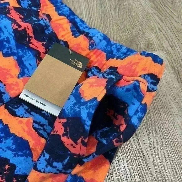 The North Face Girl’s Fleece Shorts, Large (Size 12) - Picture 3 of 8